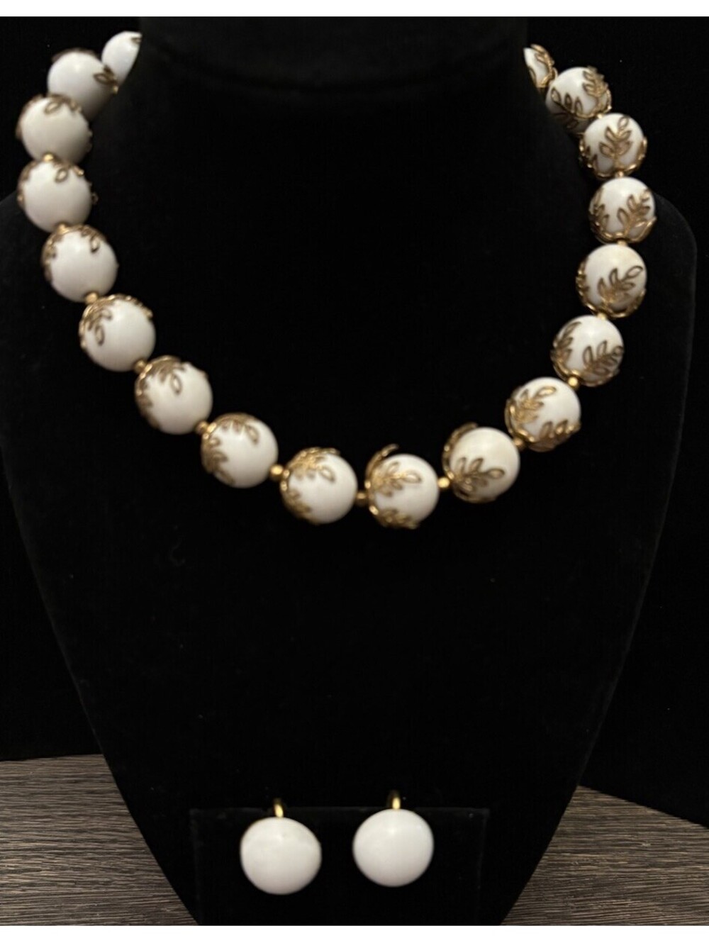 Exquisite Crown Trifari 14” Gold Leaf White  Choker Necklace With White Earrings